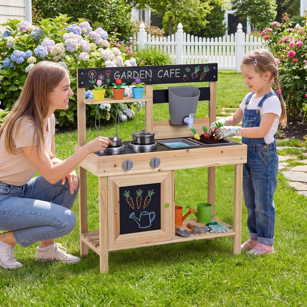 Cucina Giocattolo da Esterno per Bambini in Legno, Cucinetta per Giocare Sabbia, Gioco Montessori con Lavagne, Lavandini, Serbatoio d'Acqua e Utensili e Ampio Spazio di Stoccaggio