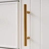 Credenza Elegante con 2 Ante e 3 Cassetti,  Design Moderno con Maniglie Decorative Oro, per Soggiorno e Camera da Letto, Bianco