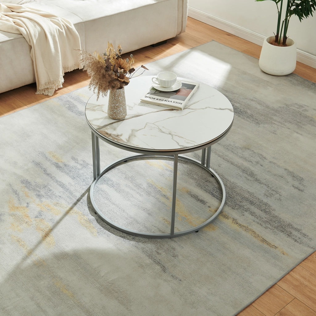 Tavolino Basso da Caffè 'Aulum' Piano Rotondo - Effetto Marmo Bianco / Argentato [en.casa]