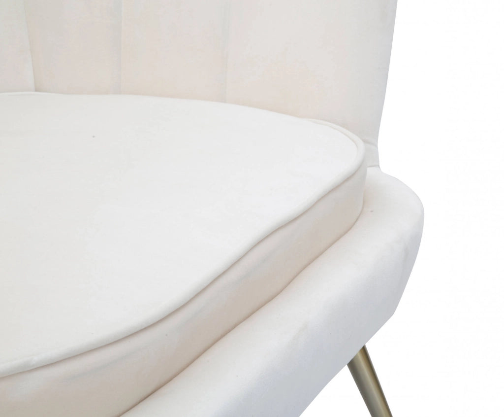 Divanetto 2 posti in velluto, colore crema, con gambe dorate dal particolare design che richiama i petali di un fiore, Misure 74 x 84 x 130 cm
