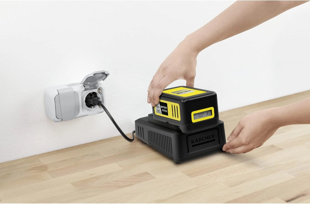 Kärcher Starter kit 18/50 18 V, batteria agli ioni di litio da 18 V/5 Ah con caricabatterie, tempo di ricarica: 100% in meno di 2.5 ore, per tutti i dispositivi della piattaforma 18 V Battery Power