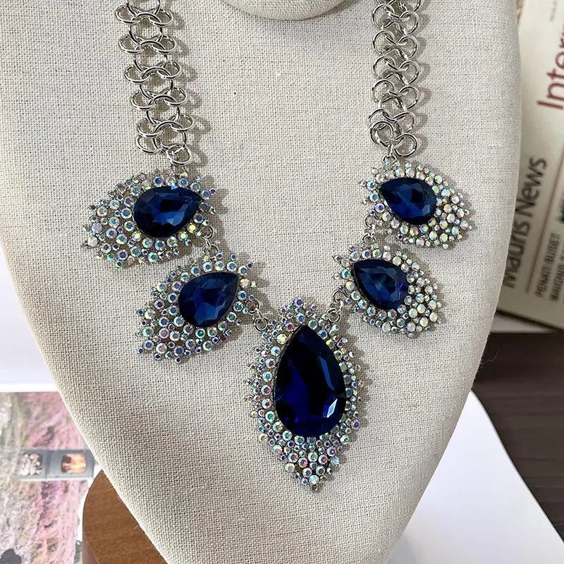 Orecchini e collana fatti a mano con cristalli blu diamante, regalo di Natale o di compleanno.