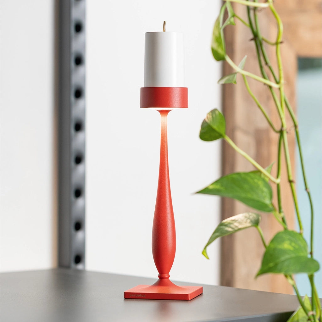 Perpetua Lampada da Tavolo Barocco Senza Fili LED in Alluminio Rosso con Stelo Sagomato, Batteria Rimovibile, Dimmerabile e Grado Protezione IP54