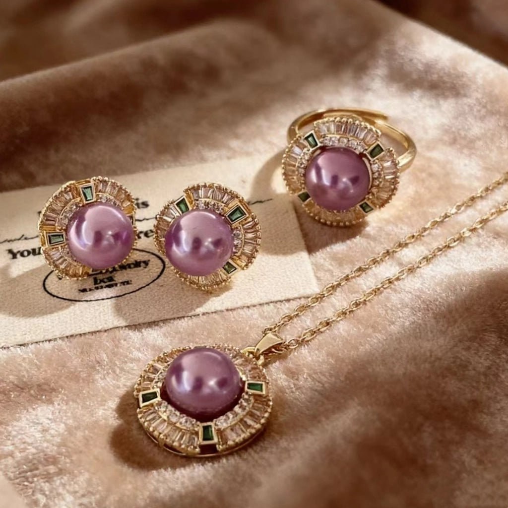 Set di gioielli di lusso composto da tre pezzi con perle viola, collana, orecchini e anello con zirconi verdi di nicchia per la clavicola.