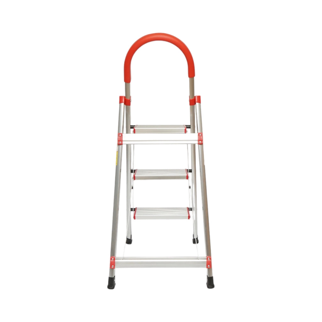 Scala pieghevole in alluminio, 3 gradini antiscivolo, altezza 68 cm, portata massima 130 kg.