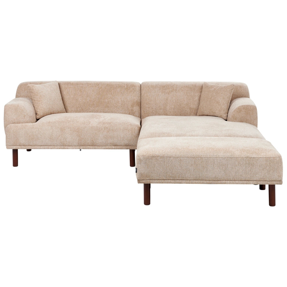 Divano ad angolo sinistro in tessuto beige lato sinistro con pouf e gambe in legno stile minimalista