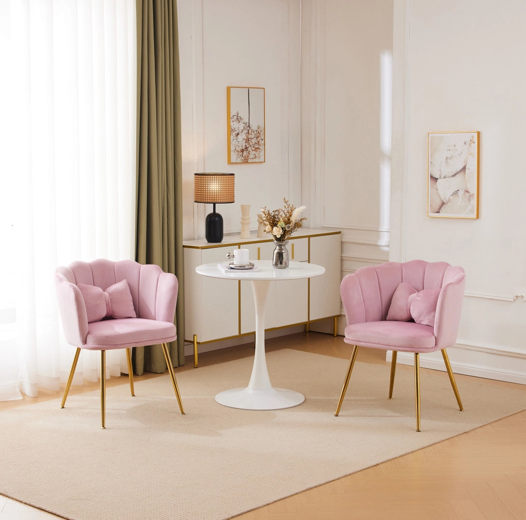 Poltrona imbottita in velluto rosa con schienale a petalo, cuscini e gambe metalliche stabili