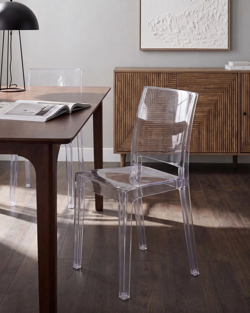 Set di 2 sedie da pranzo in materiale sintetico trasparente, senza braccioli, impilabili dal design moderno