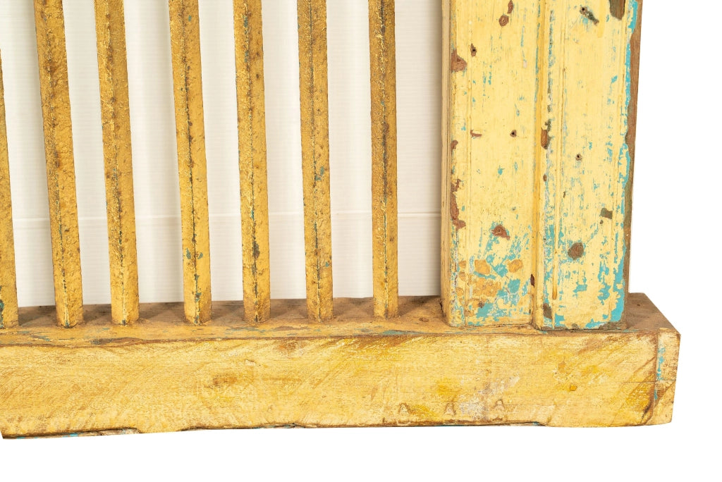 Biscottini Finestra finestrina grata in legno massello e in ferro antica e vecchia medievale con telaio da interno o da esterno