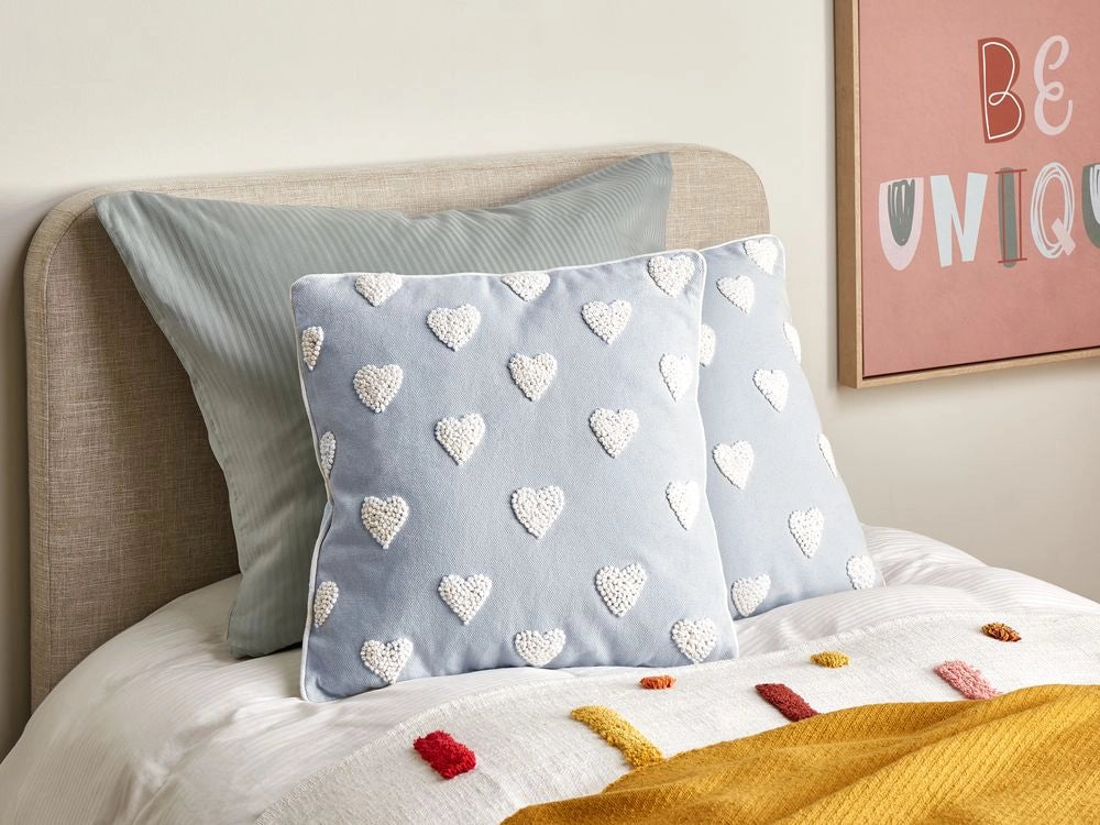 Set di 2 cuscini in cotone ricamati con motivo a cuoricini grigio 45 x 45 cm morbida imbottitura