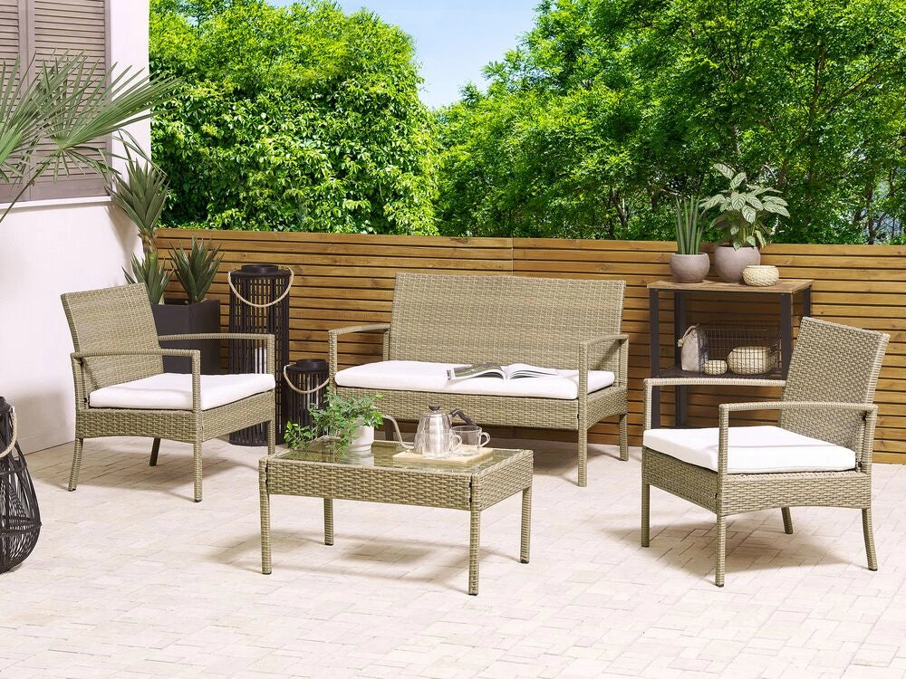 Set divano da giardino in finto rattan marrone con cuscini bianchi e tavolino da caffè a 4 posti