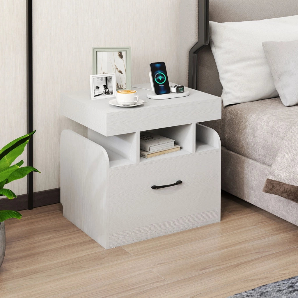 Tavolino da letto con cassetto e vano scorrevole con vassoio e ripiani aperti, Comodino con stazione di ricarica da letto Bianco-Comodini