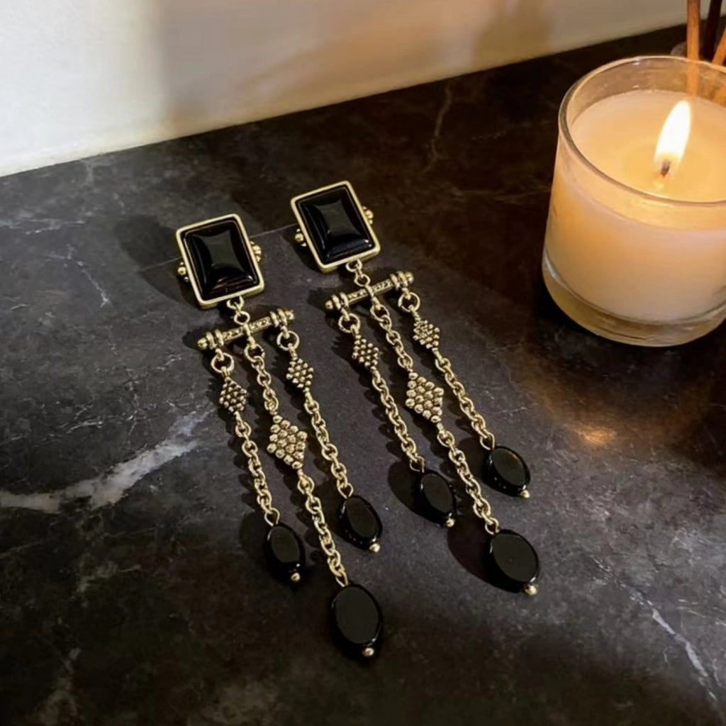 Orecchini pendenti con nappe di cristallo nero in stile vintage