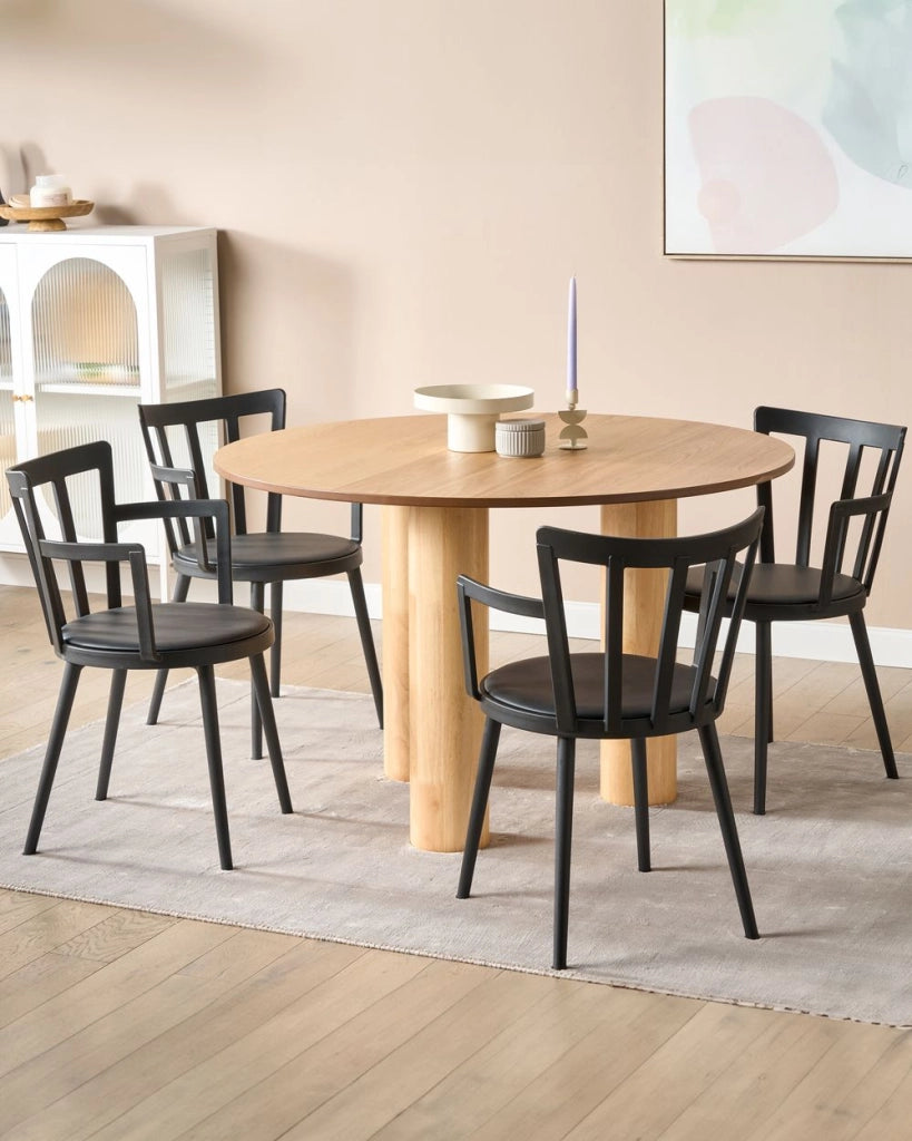 Set di 4 sedie da pranzo Seduta imbottita sintetica nera Schienale aperto in ecopelle con braccioli Soggiorno moderno minimalista