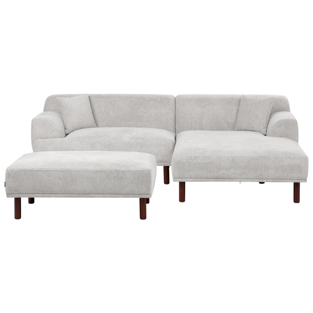 Divano ad angolo sinistro in tessuto grigio chiaro lato sinistro con pouf e gambe in legno stile minimalista