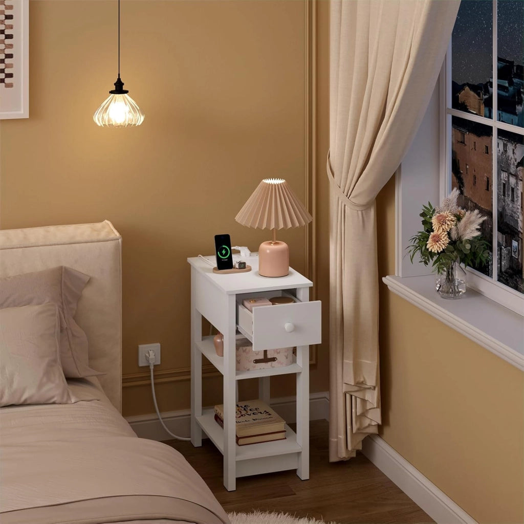 Comodino con Prese Integrate e Porte Usb, Comodino con Cassetto e Ripiani, Tavolino per Piccole Stanze, Camera da Letto, Soggiorno, Bianco, 30x45x65cm, NTS20ws