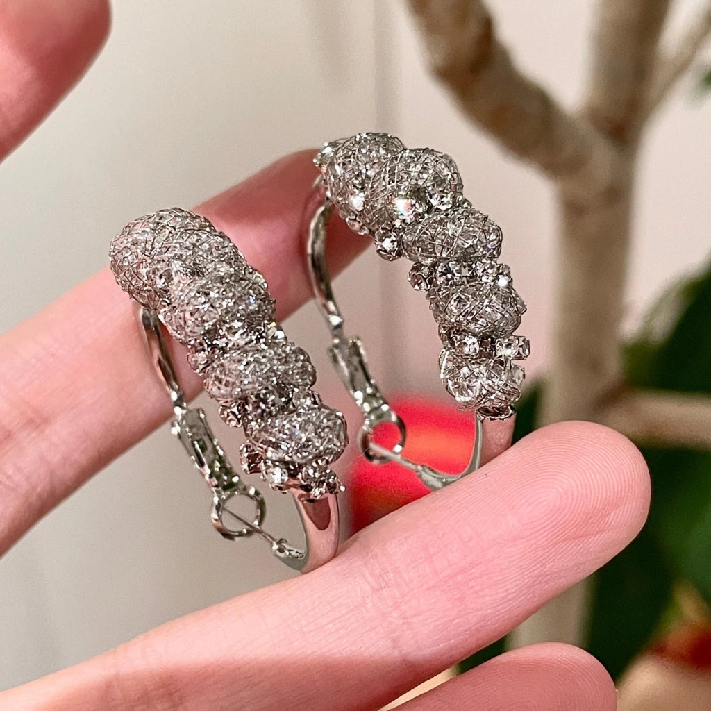 Nuovi orecchini minimalisti di lusso con strass di cristallo.