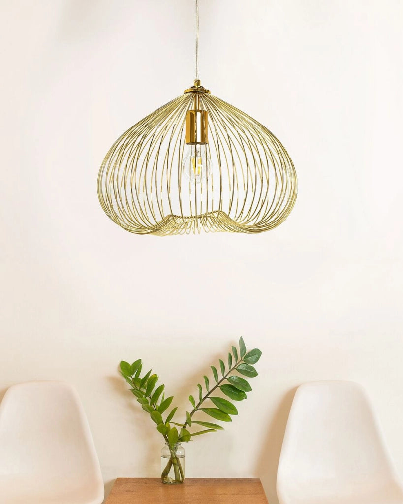 Lampada da soffitto in metallo color dorato paralume in filo metallico industriale