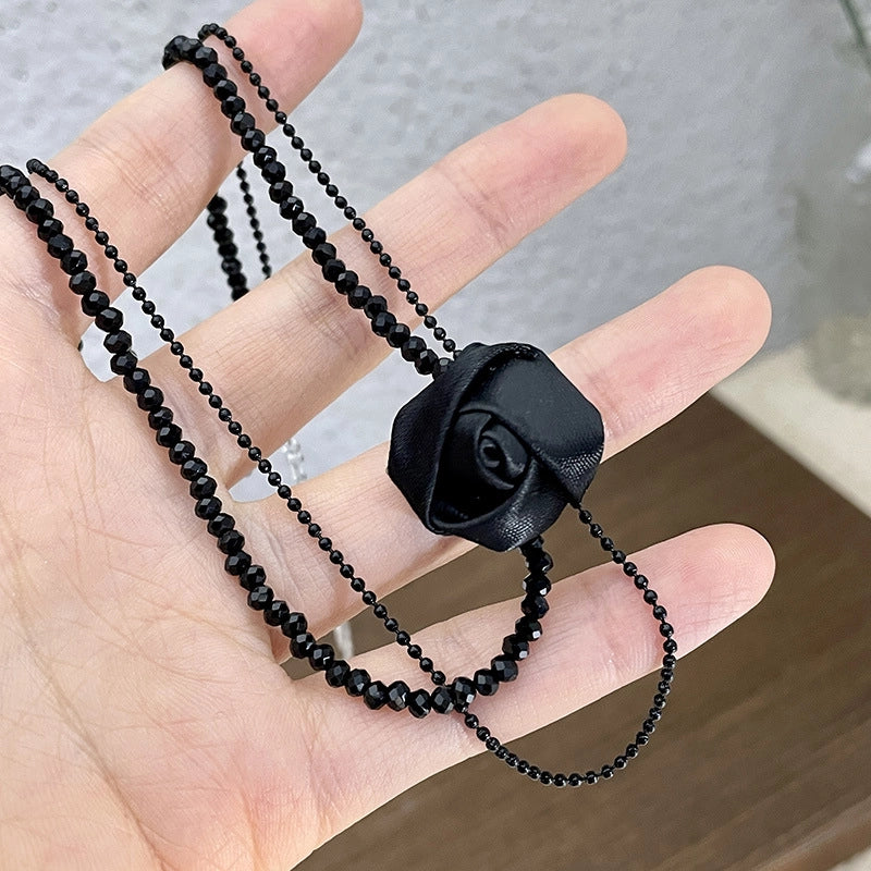 Nuova collana a doppio strato con perline di cristallo nero e girocollo a strati con rose nere.