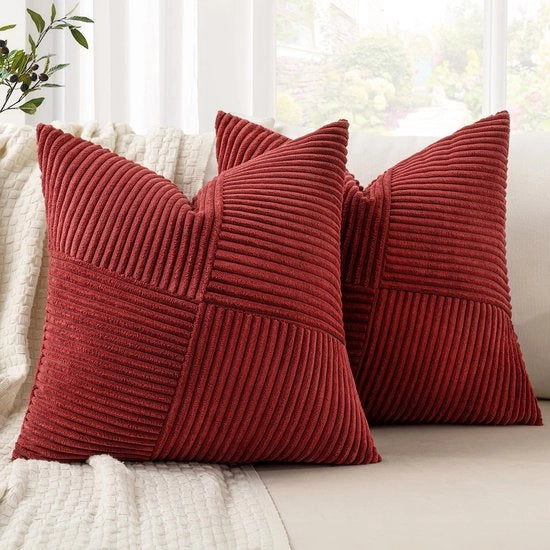 Set di cuscini decorativi 50x50 cm in corduroy rosso vino, 2 pezzi, stile patchwork per salotto
