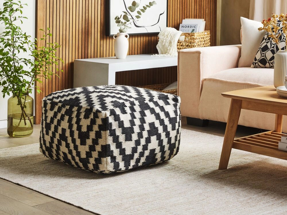 Pouf moderno in lana bianco e nero con motivo geometrico stile moderno minimalista boho