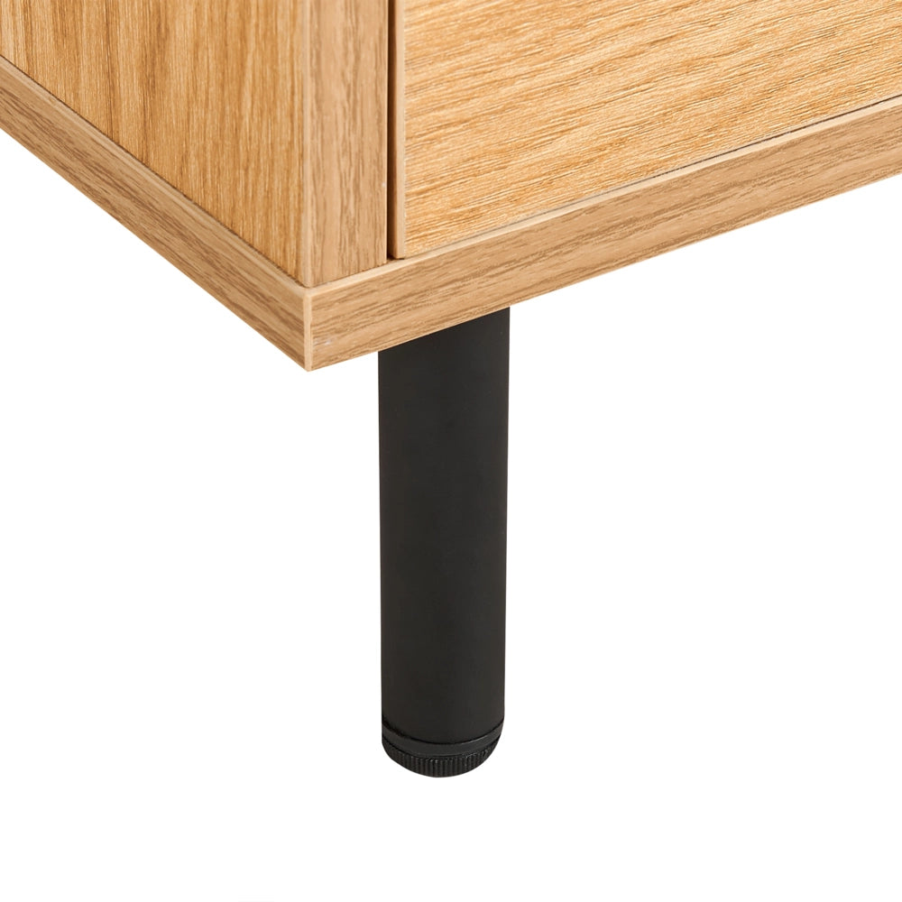 Comodino in truciolato di legno chiaro con 1 cassetto in metallo con gambe nere, minimalista e contemporaneo.