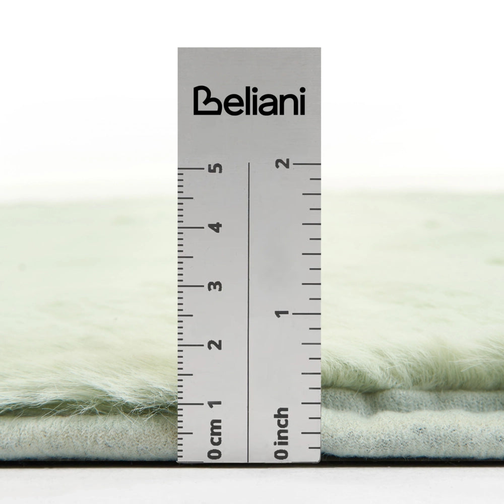 Tappeto Irregolare Verde Chiaro in Finta Pelliccia 80 x 120 cm a Pelo Lungo per Soggiorno con Retro in Poliestere Stile Moderno