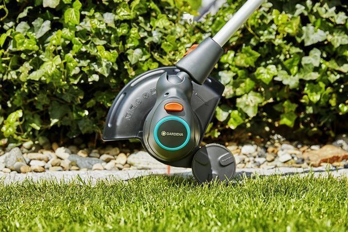Gardena 14701-55 ComfortCut 23-18V P4A Solo Trimmer a Batteria 23 cm Manico Telescopico Testa Orientabile colore Nero Blu Arancione Argento