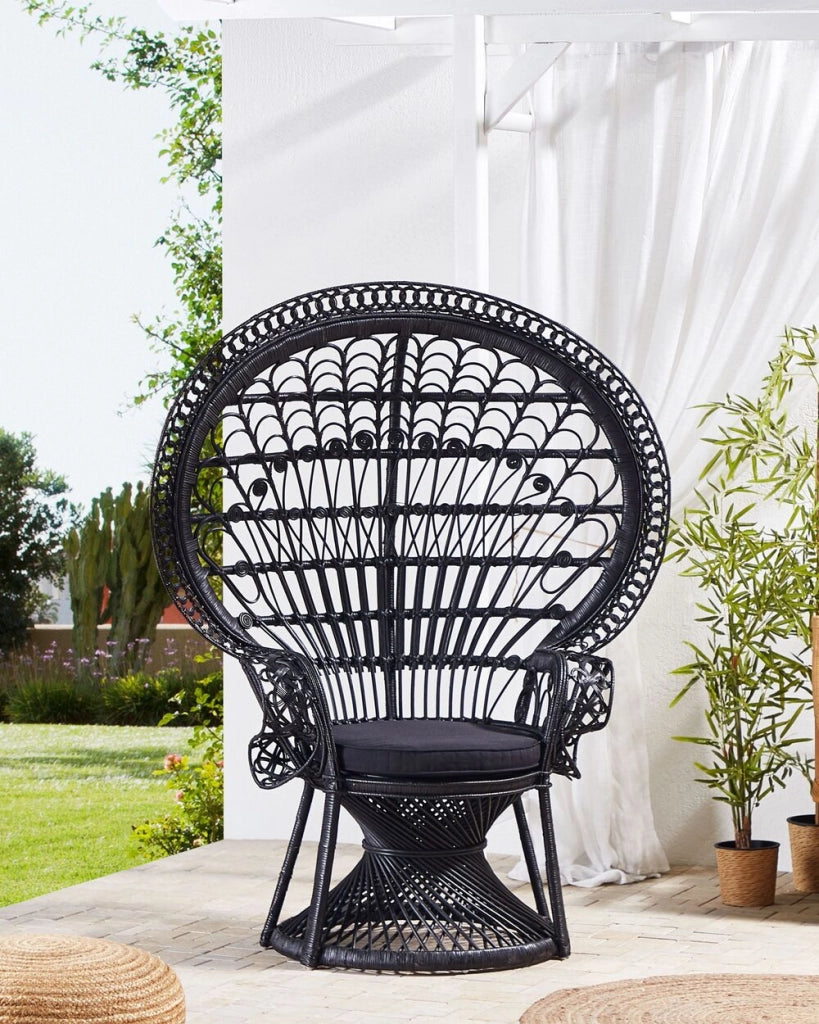 Poltrona rattan nero con cuscino elegante alla moda interni esterni boho coloniale e vintage