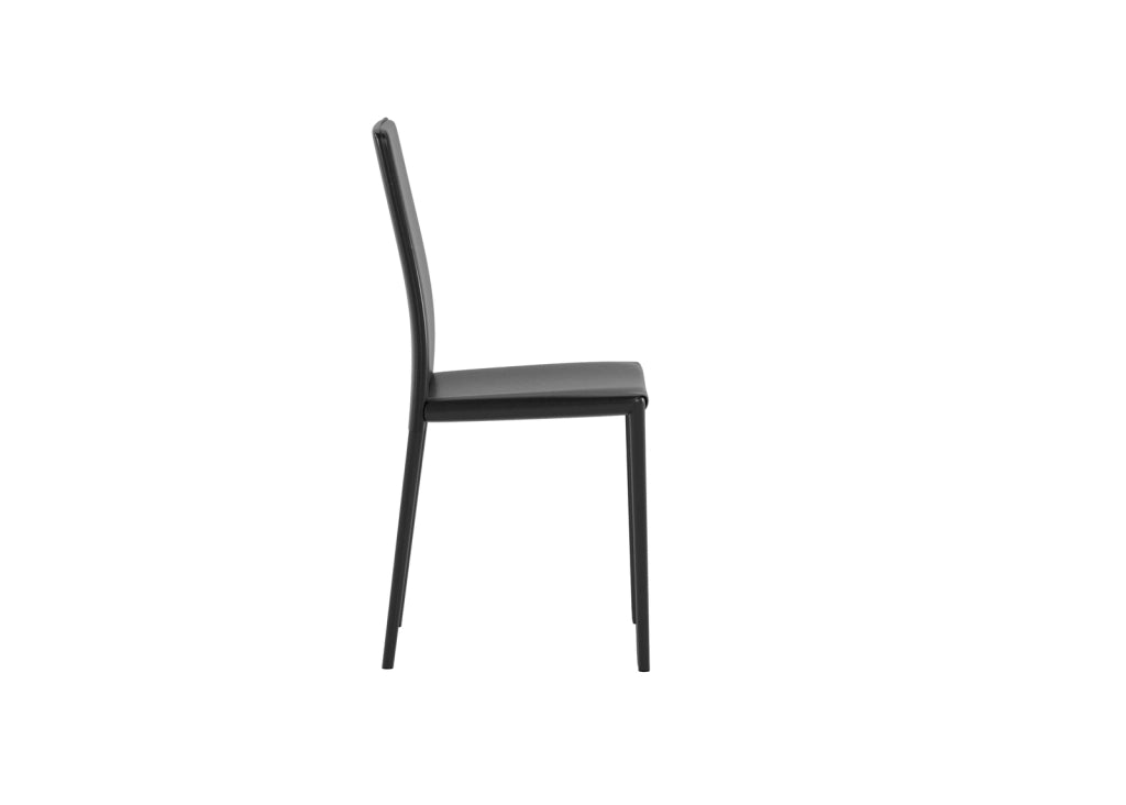Sedia Kitty in similcuoio nero con gambe rivestite e struttura in metallo - Design moderno impilabile per zona giorno e cucina
