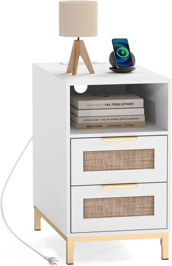 Comodino con Stazione di Ricarica Integrata, Tavolino da Notte Stile Boho in Rattan, 2 Cassetti & Ripiano Aperto, Piedini in Metallo Robusti, Mobiletto per Camera da Letto (Bianco,1)