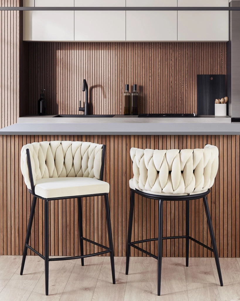 Set di due sedie da bar curve con base in metallo nero in velluto beige chiaro schienale alto sedia a sbalzo da soggiorno