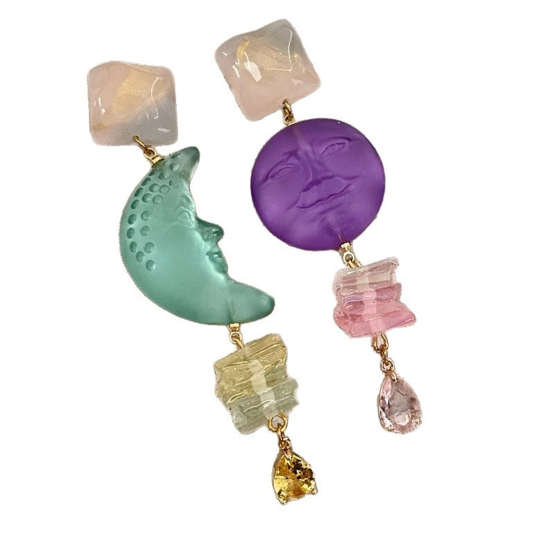 Orecchini dal design unico e sofisticato, che raffigurano le fasi lunari e solari: orecchini a lobo asimmetrici in argento con un tocco di viola.