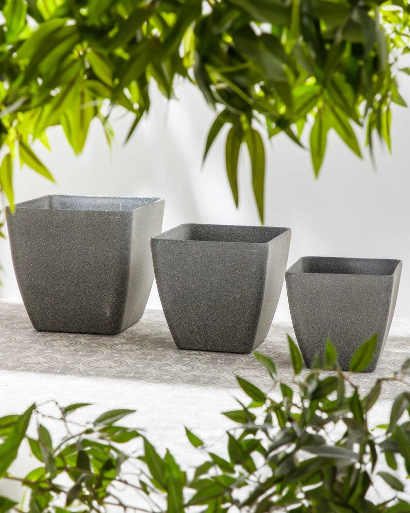 Set di 2 Vasi per piante fioriera in poliresina solida grigio scuro in miscela di pietra quadrata 34 x 34 cm resistente ai raggi UV