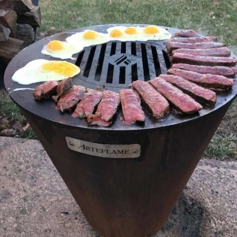 Arteflame One20 bbq e braciere in acciaio corten, con piastra di cottura in ghisa da 51 cm, altezza totale 53 cm
