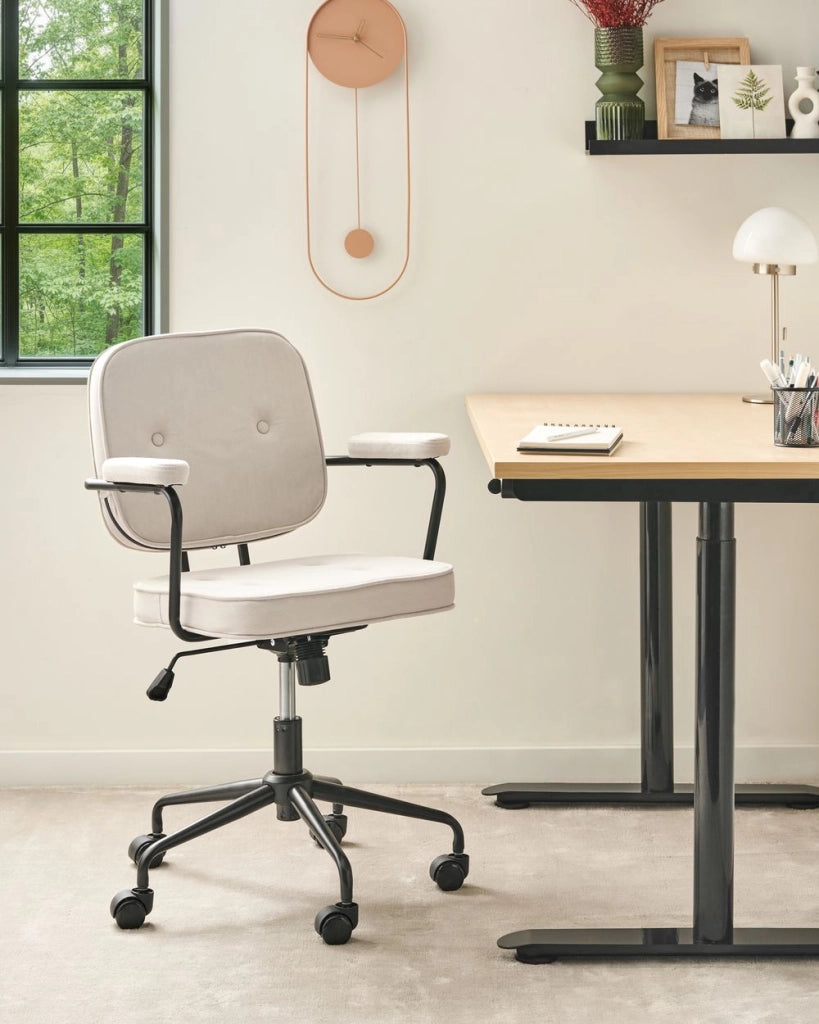 Sedia da ufficio in velluto beige chiaro girevole e regolabile in altezza con braccioli Casa Ufficio Studio Tradizionale