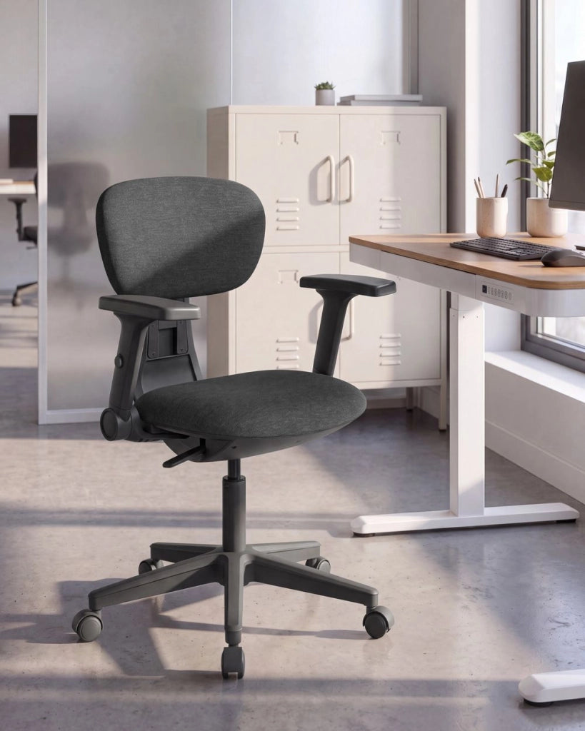 Sedia da ufficio in tessuto nero con schienale e braccioli regolabili, design moderno, per l'ufficio domestico