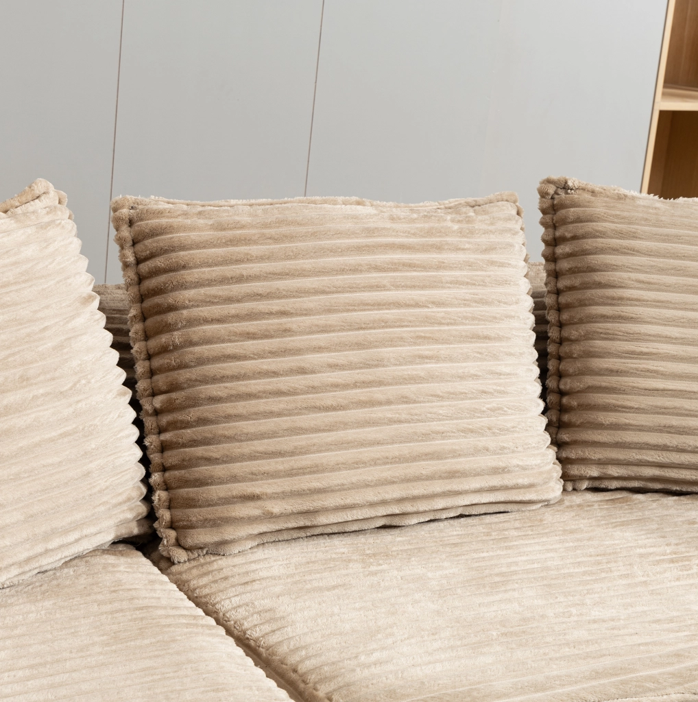 Divano curvo con portabicchieri e tasche laterali; 250x152x82 cm; in velluto color khaki