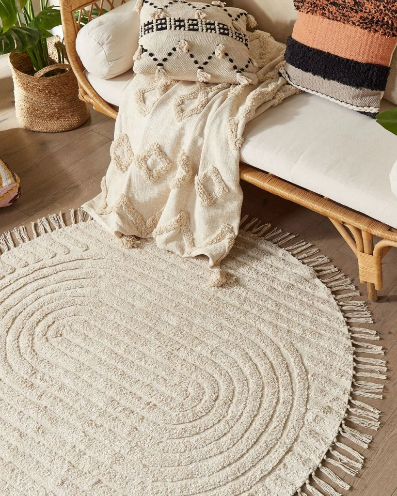 Tappeto rotondo in cotone beige ⌀ 140 cm trapuntato con motivo a frange boho soggiorno camera da letto