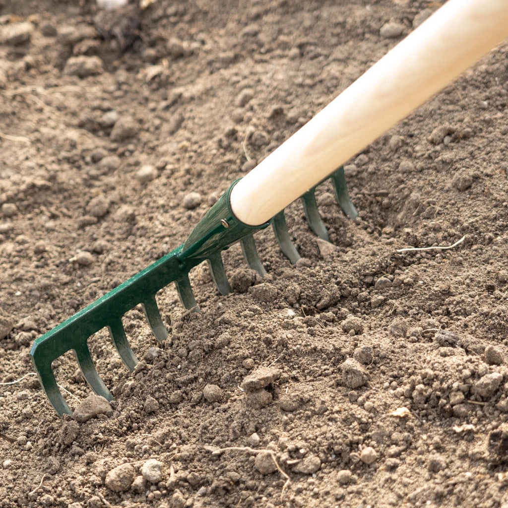 Rastrello per foglie KADAX, per terra ed erba, con manico in legno e 10 denti in metallo, 126 cm.
