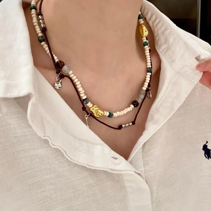 Collana a doppio strato con perline di pietra naturale e cristalli, realizzata a mano.