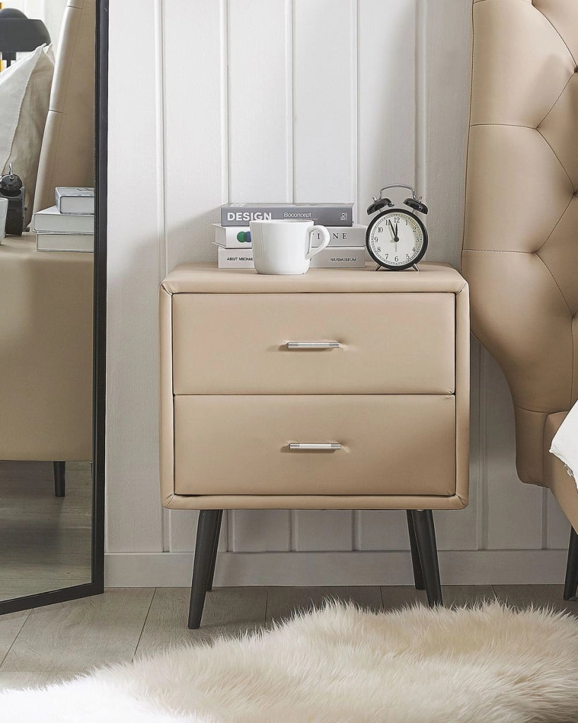 Comodino Rivestimento in Ecopelle Beige 2 Cassetti Comodino Design Moderno Minimalista Gambe Nere