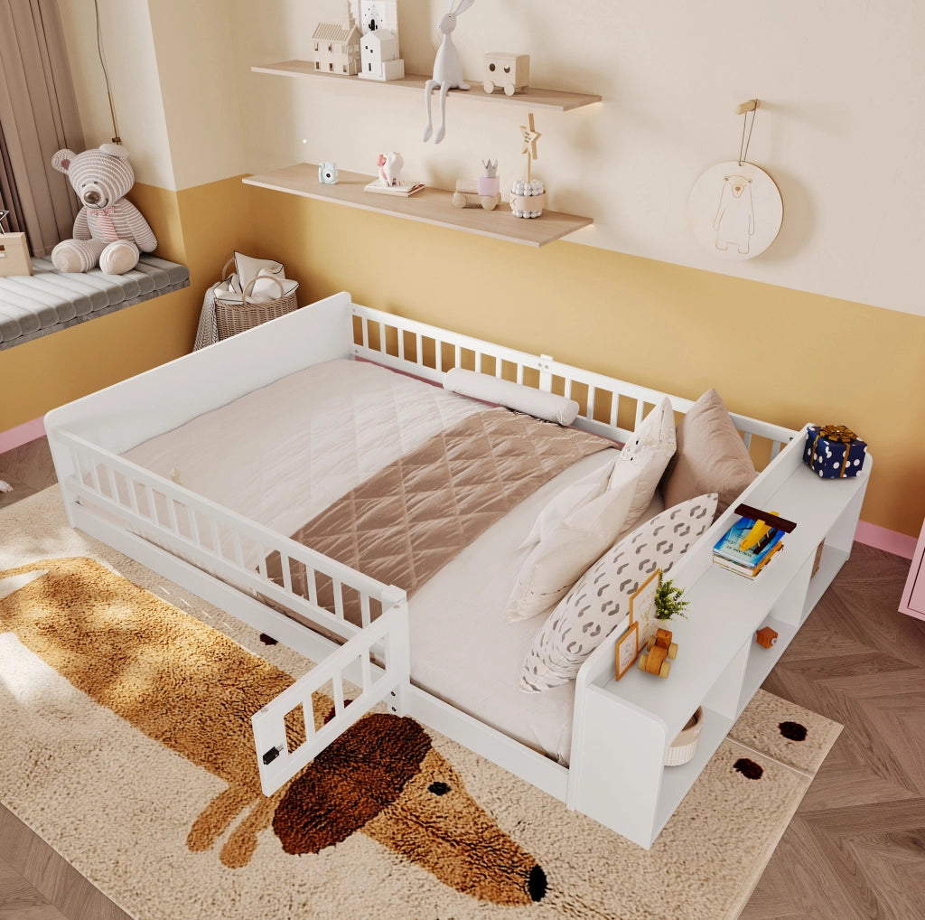 Letto per bambini 140x190 cm in pino e MDF bianco con ripiani