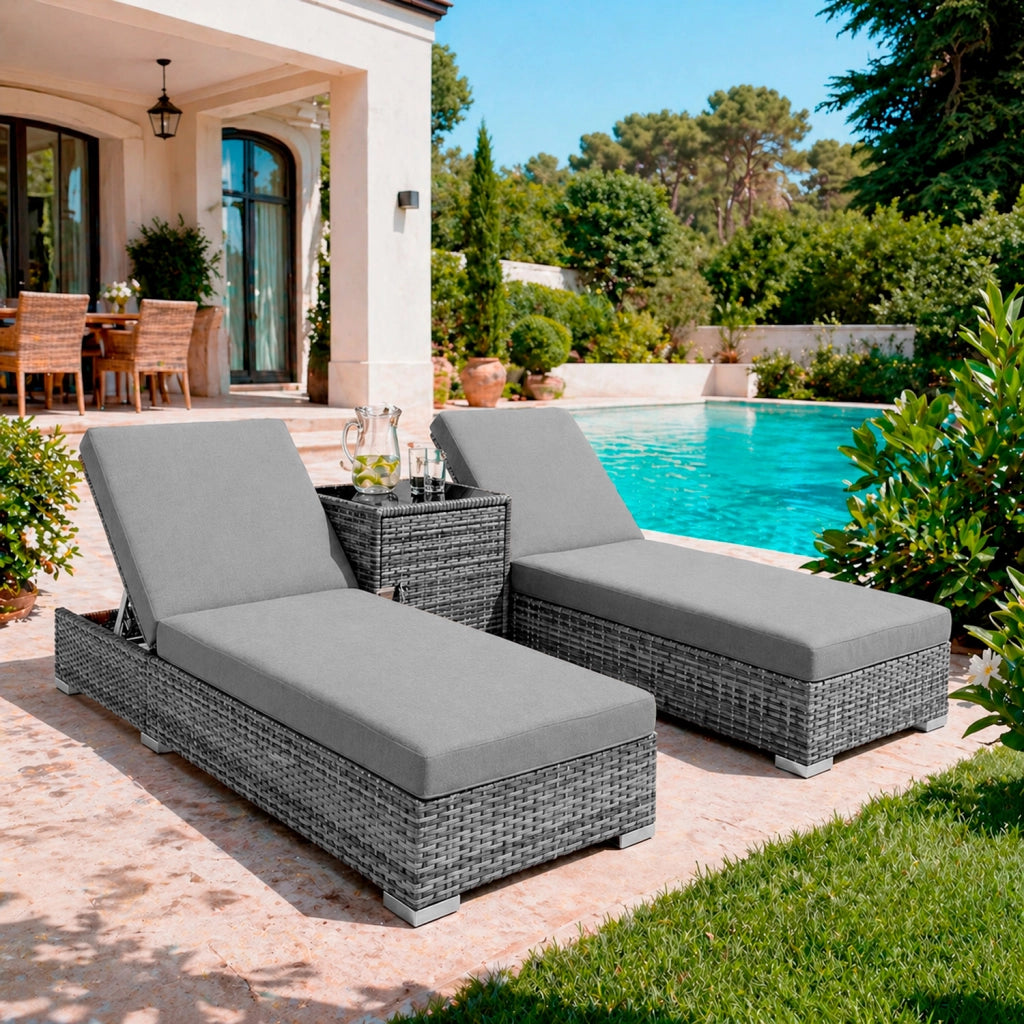 Set 2 Lettini Prendisole in Polyrattan con Tavolino Contenitore e Cuscini, Schienale Reclinabile 5 Posizioni, Arredo Giardino Piscina 184x60x21 Cm Grigio