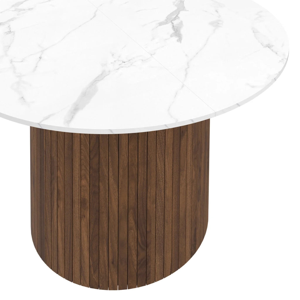 IDMarket - Tavolo da pranzo rotondo per 6 persone JULIETTE con gamba centrale a doghe in noce e piano in marmo bianco ALASKA 110 cm