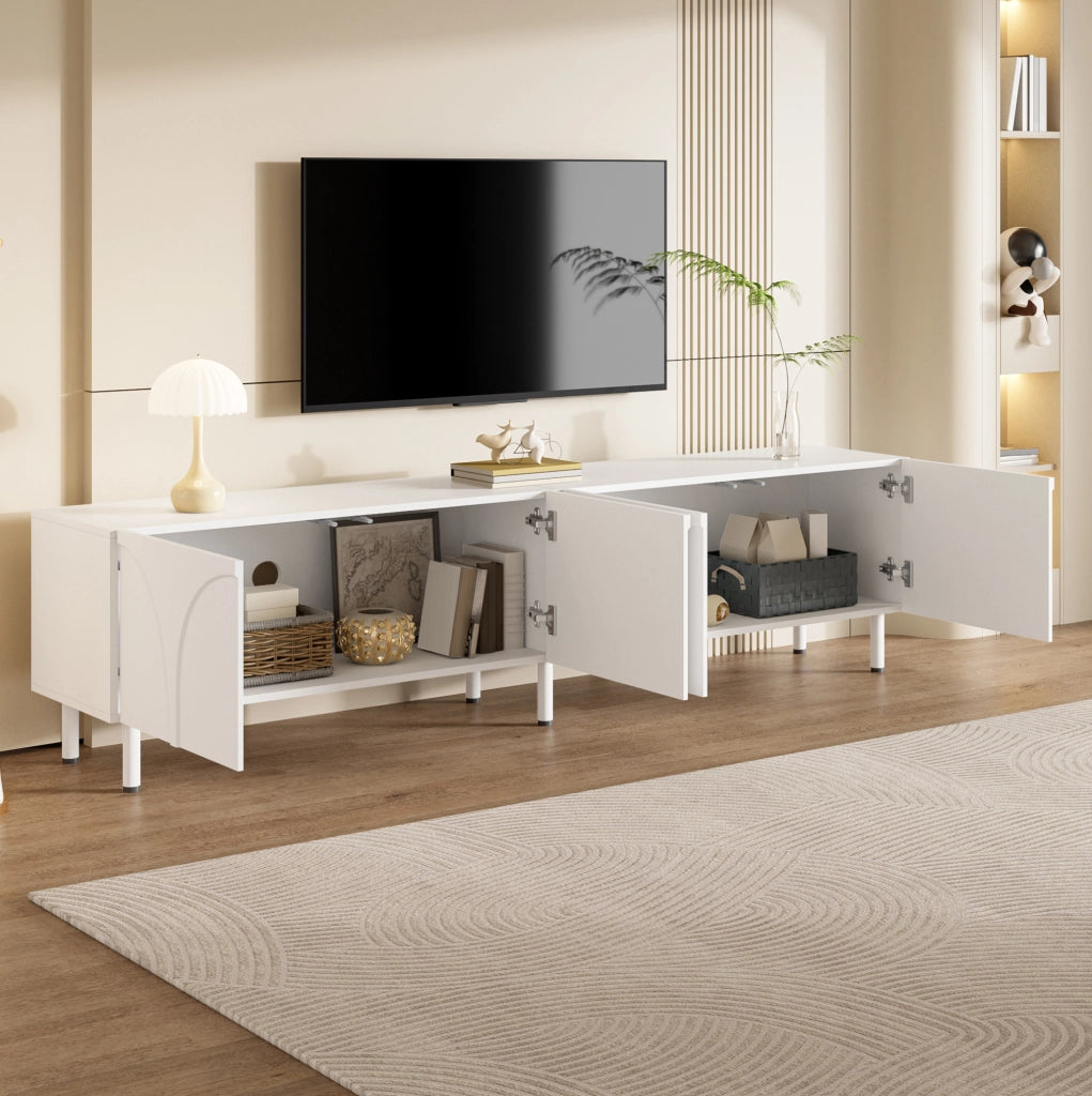 Mobile TV bianco 180 cm con 4 ante, linee tridimensionali e piedini in metallo