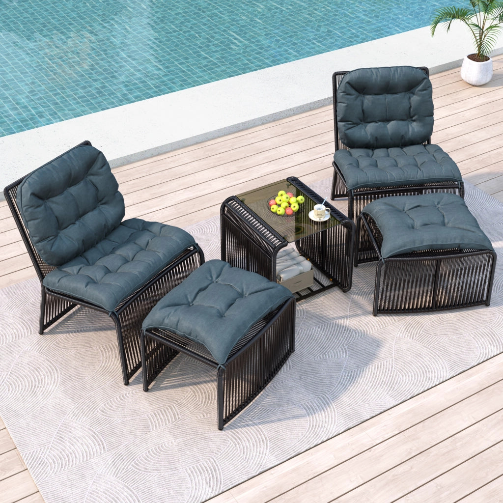 Set di mobili da giardino da esterno in 5 pezzi con tavolo e 2 sedie inclusi 2 sgabelli ferro in pieno e telaio in rattan con cuscini e piano in vetro ¨C mobili balcone salone per terrazza giardino e balcone impermeabili e confortevoli