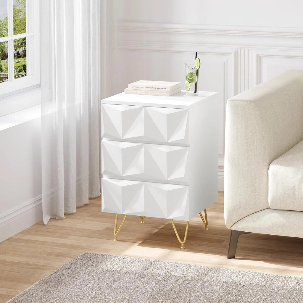Set di 2 Comodino con 3 Cassetti, Frontale in Rilievo, Tavolino Cassettiera Moderno, 40x40x62,5 cm, Mobile da Letto per Camera da Letto, in Legno e Metallo, Bianco e Dorato, 0004CTG-2