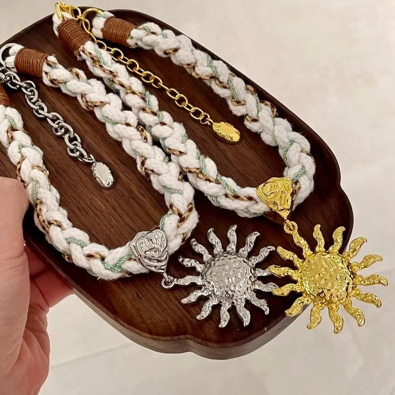 Collana con ciondolo a forma di sole intrecciato a mano