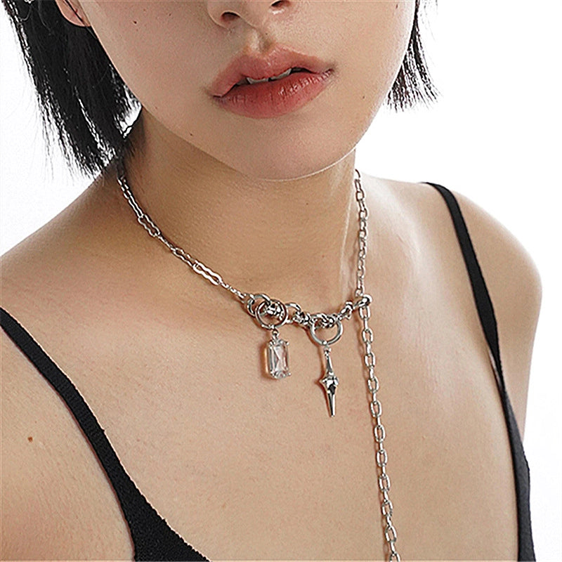 Collana con nappa estraibile riconfigurabile a forma di stella scintillante